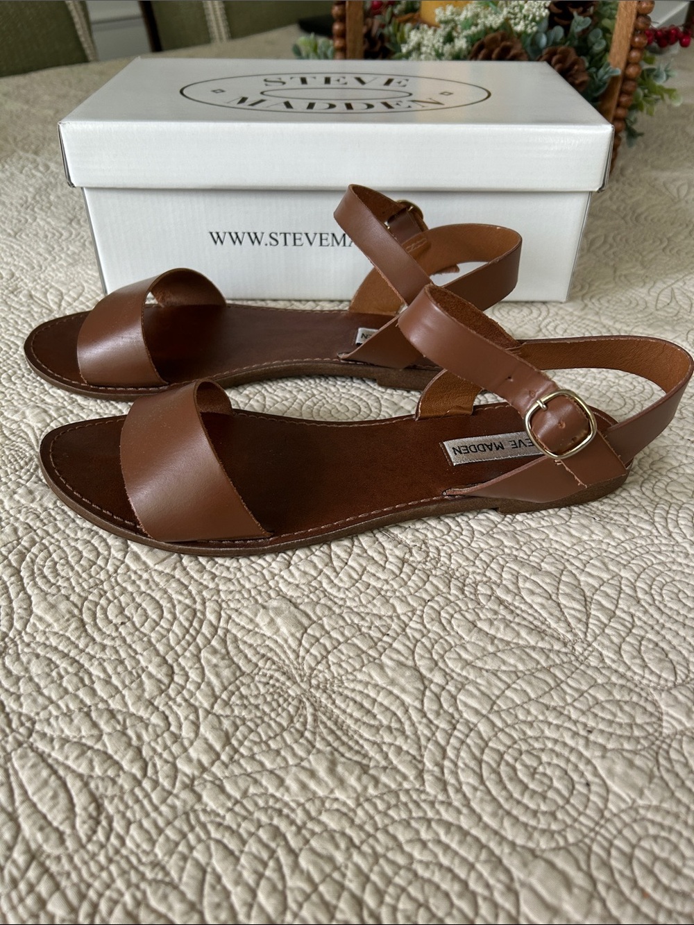 Steve Madden Women's Tan Leather Sandals.
Normal wear. Good condition. Size 9.5 - Picture 3 of 9
